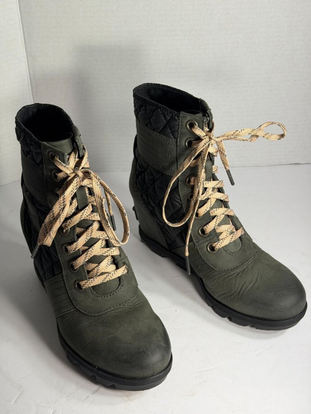 WOMENS SIZE 8.5 SOREL BOOTS
